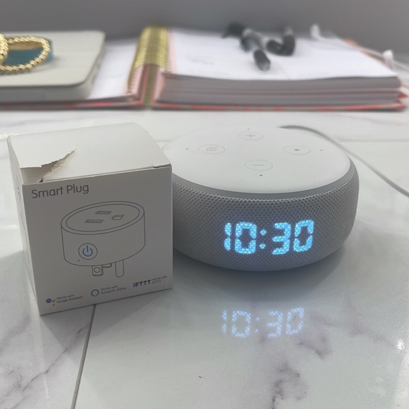 excellent condition amazon alexa with smart plug - Picture 2 of 4